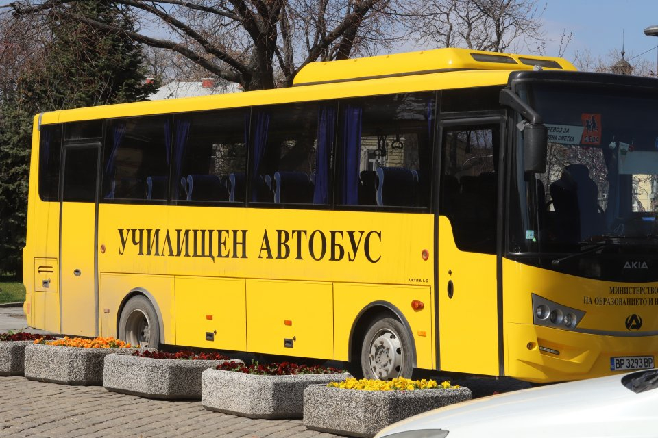 МОН измисли как ще превози ученици и учители за матурите! 