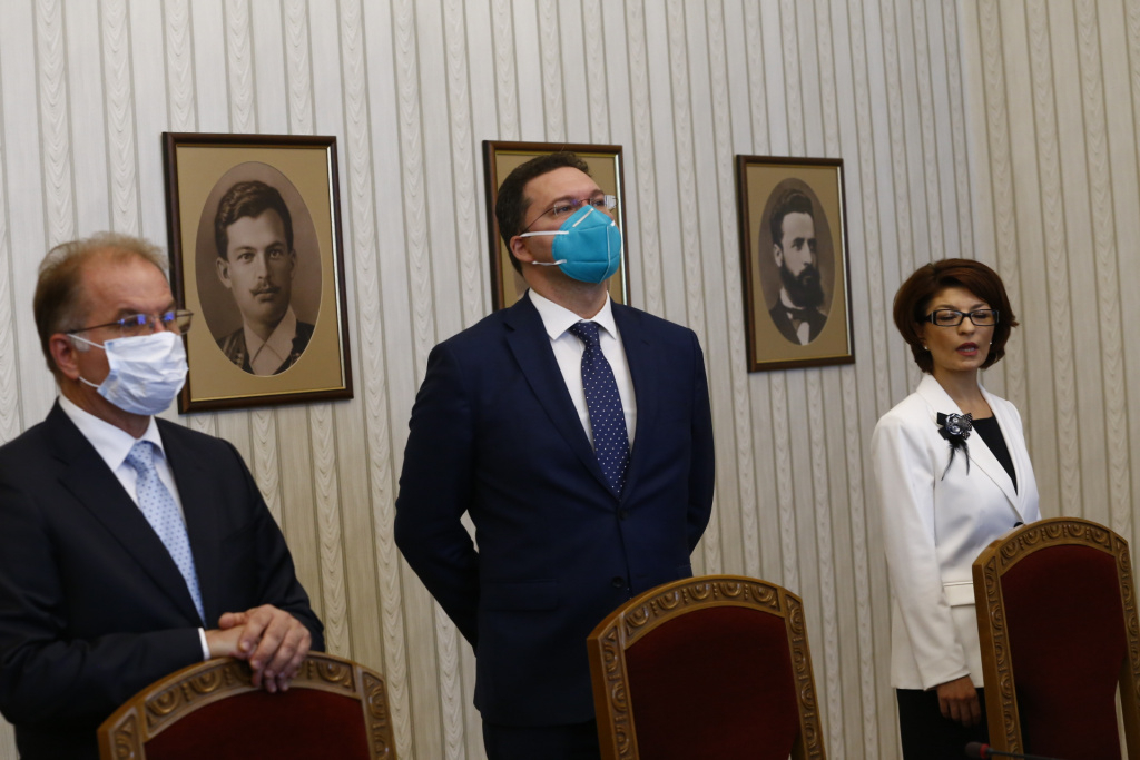 Радев помръкна на срещата с ГЕРБ след размяна на остри реплики 