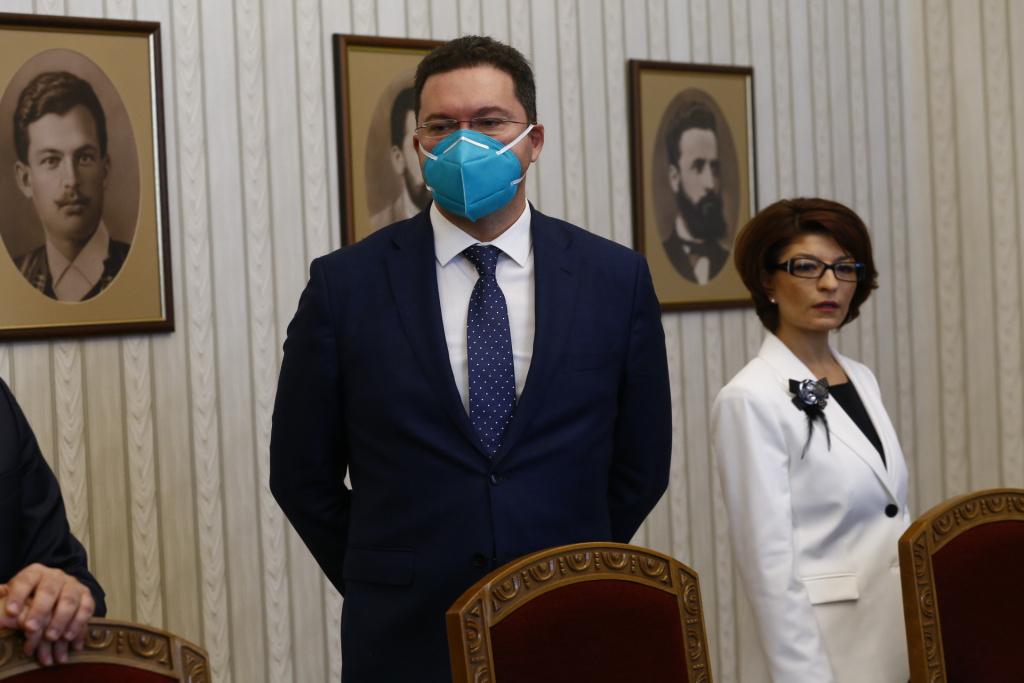 Радев помръкна на срещата с ГЕРБ след размяна на остри реплики 