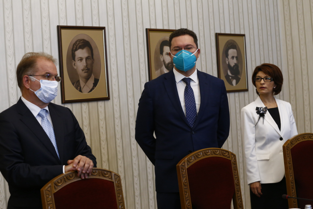 Радев помръкна на срещата с ГЕРБ след размяна на остри реплики 