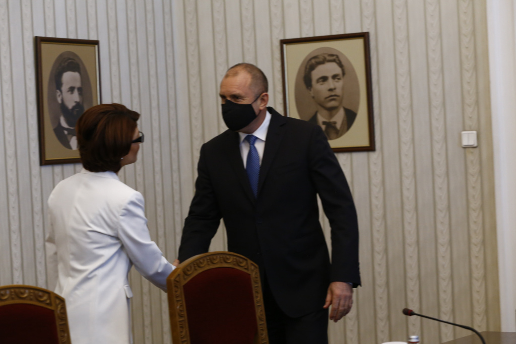 Предпоследно: Десислава Атанасова взима мандата на ГЕРБ като кандидат-премиер