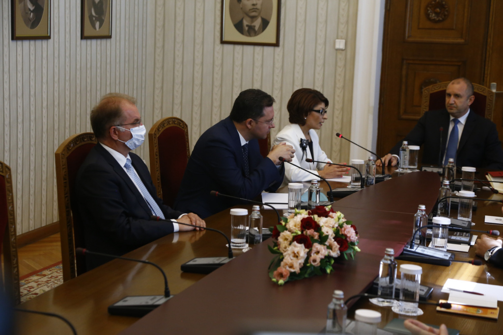 Радев помръкна на срещата с ГЕРБ след размяна на остри реплики 