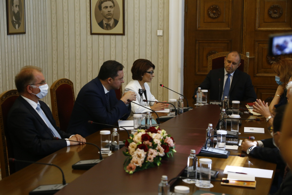 Радев помръкна на срещата с ГЕРБ след размяна на остри реплики 