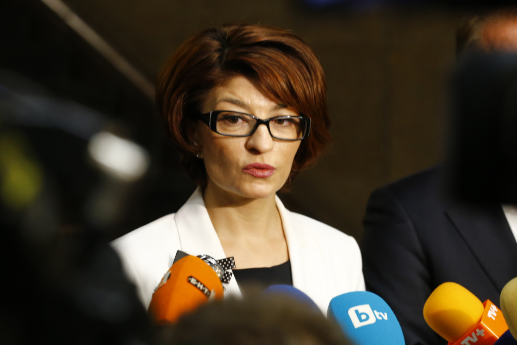 Атанасова нахока властта заради Украйна