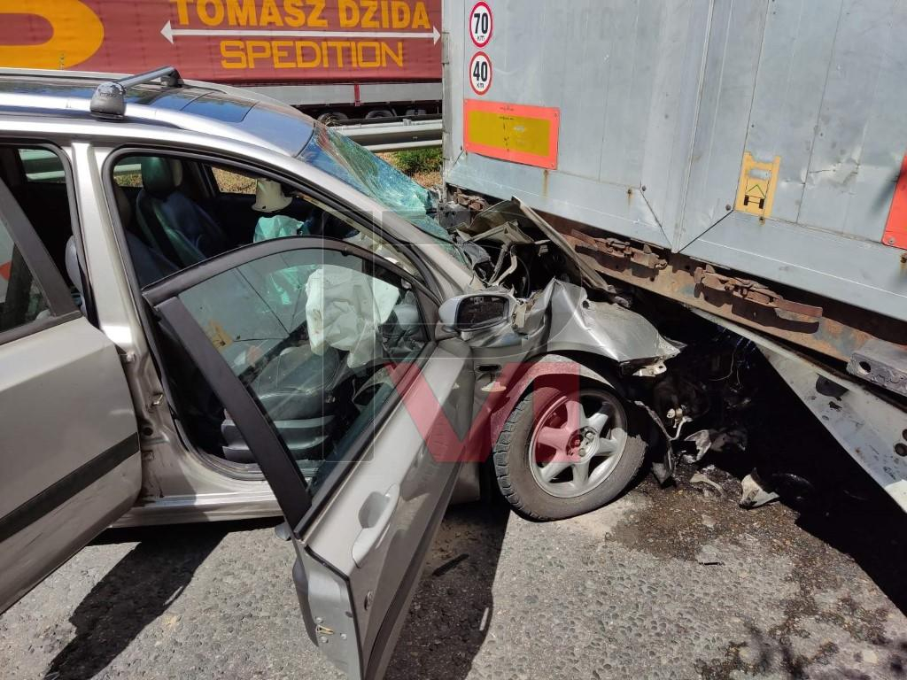 Ужас край Русе: Кола се вряза в тир и стана страшно ВИДЕО