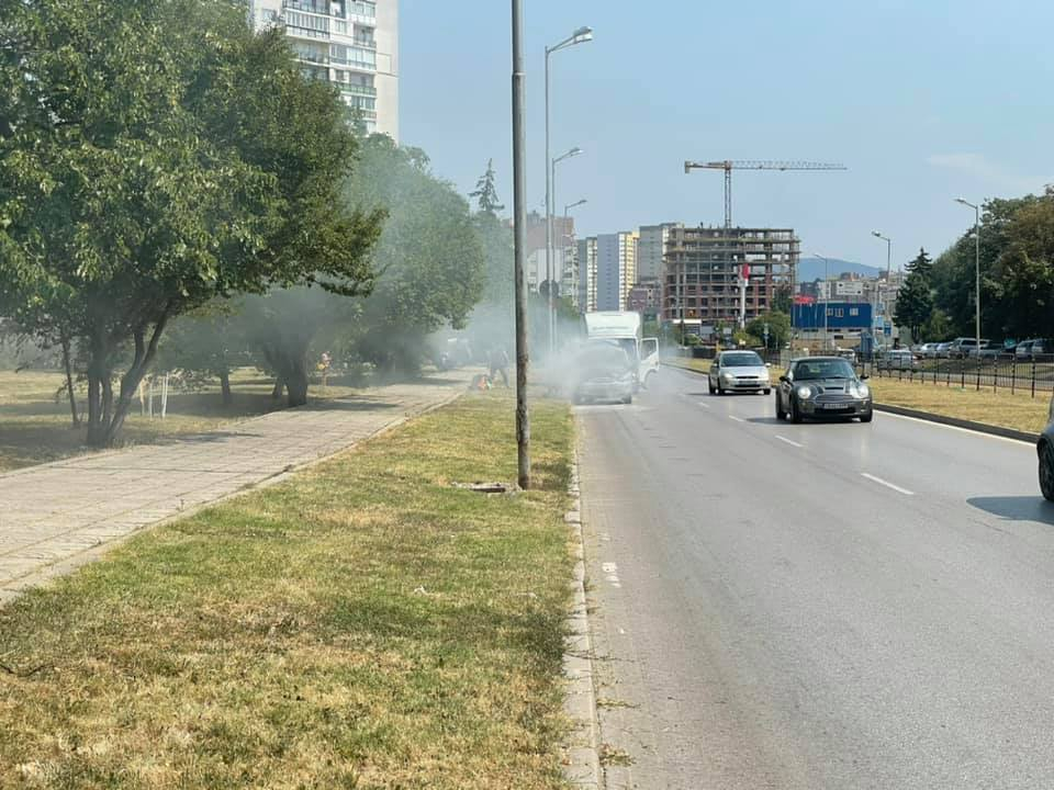 Огнен ад в столичния жк "Младост" СНИМКИ