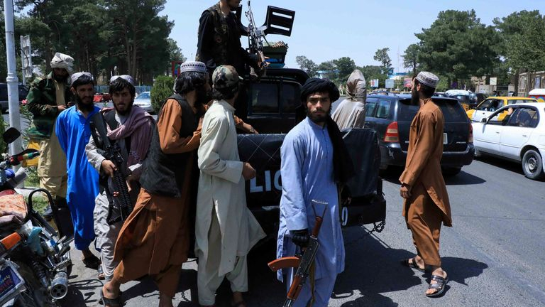 13 българи се спасиха от ада в Кабул, а други шестима...