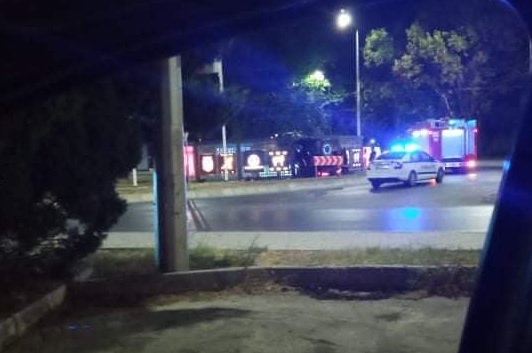 Кола се качи върху кръгово по тъмна доба във Варна СНИМКИ