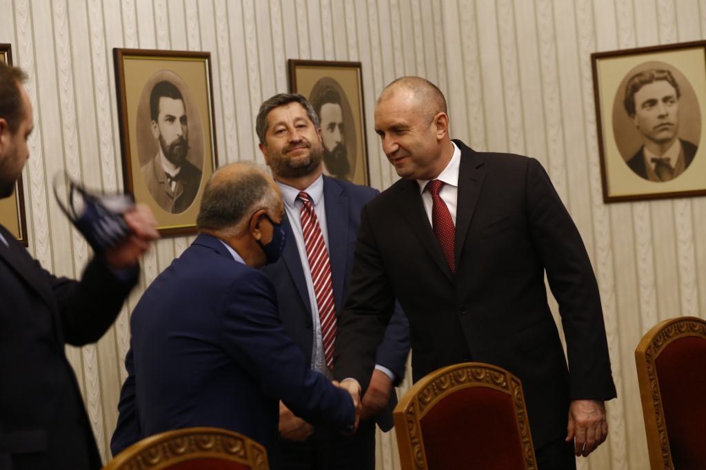 От БСП с патов ход до дни, подляха вода на Христо Иванов и завъртяха Радев на шиш