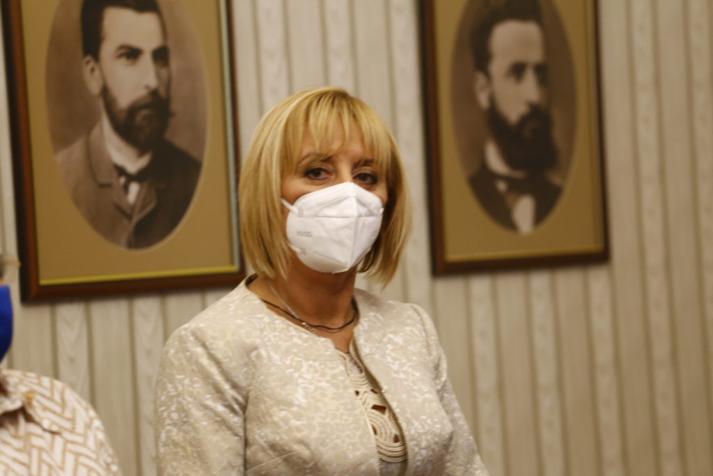 Манолова скастри Слави пред президента и каза какво правителство ще подкрепи
