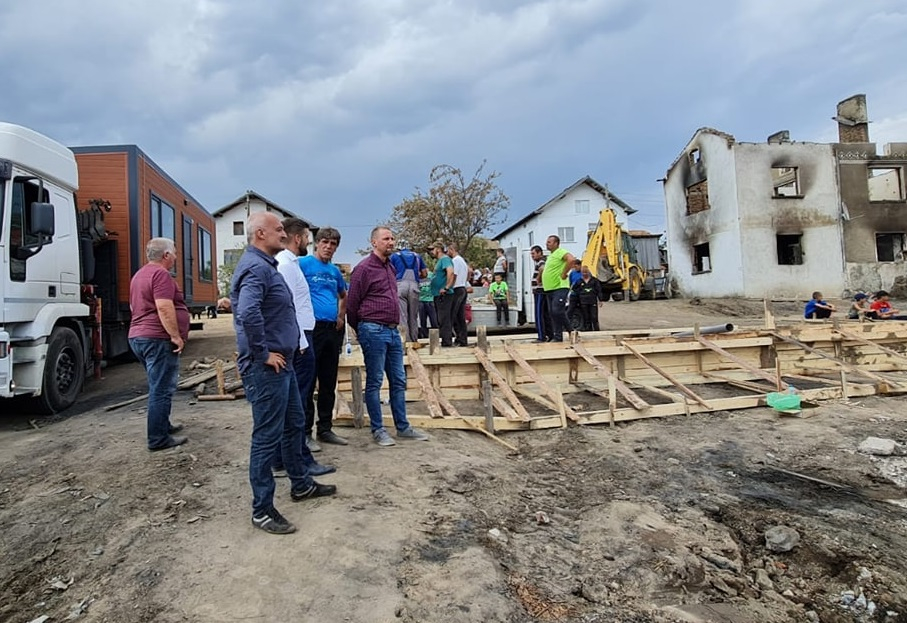 Борисов зарадва пострадали от пожарите в Кръстава СНИМКИ