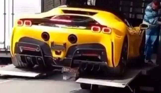 Издънка: Хамали потрошиха най-скъпото Ferrari, докато го разтоварват ВИДЕО