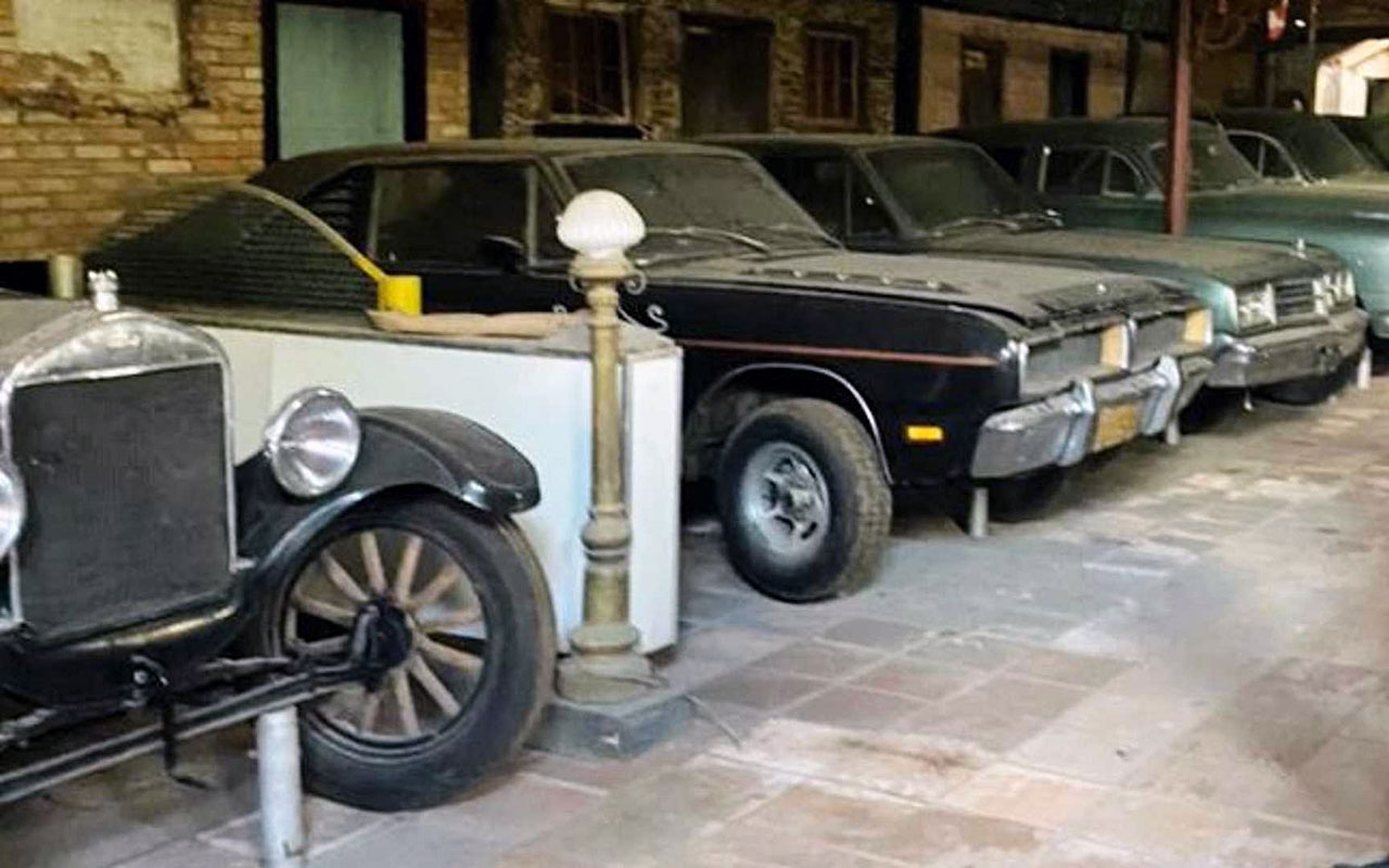 Деца влязоха в изоставена сграда и откриха феноменални ретро автомобили СНИМКИ