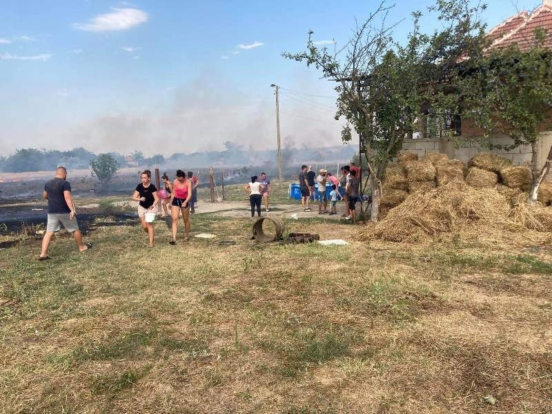 Голям пожар избухна край Хърлец СНИМКИ