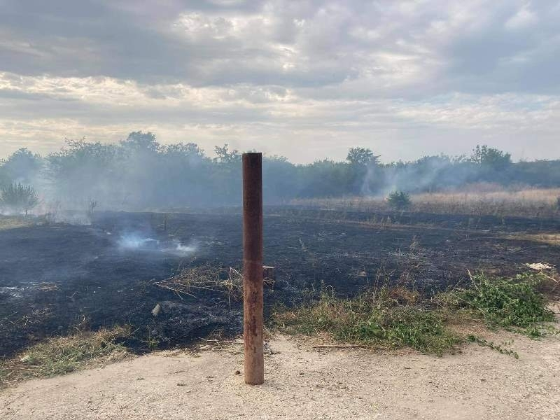Голям пожар избухна край Хърлец СНИМКИ