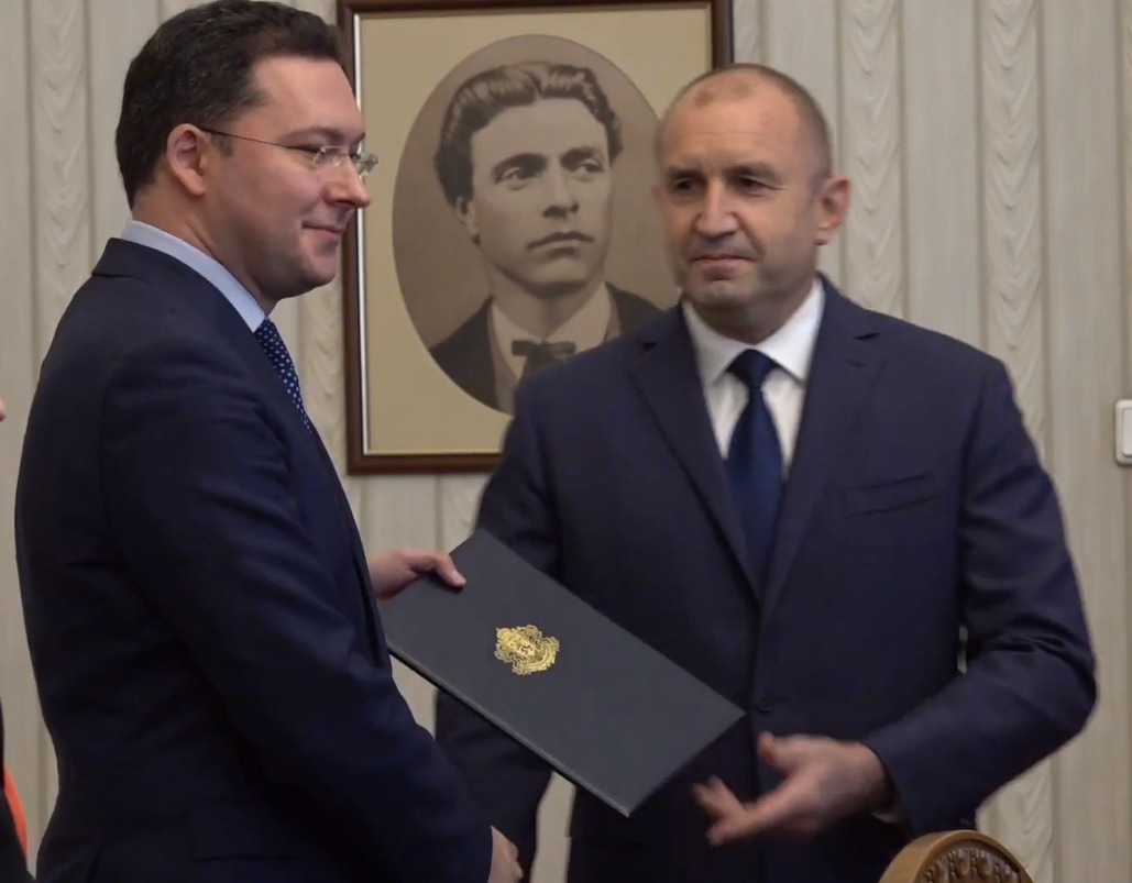 Радев връчи мандат на ГЕРБ, след секунди Митов му го върна 