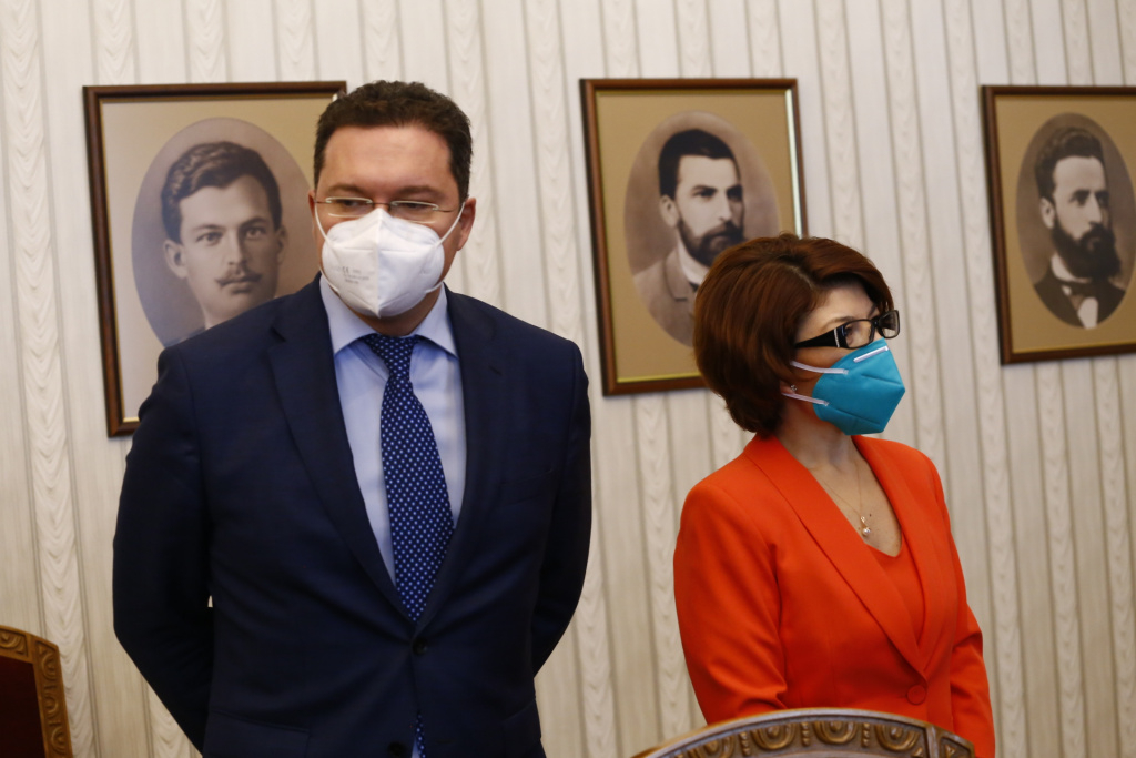 Радев връчи мандат на ГЕРБ, след секунди Митов му го върна 