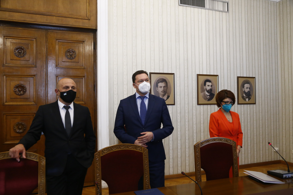 Радев връчи мандат на ГЕРБ, след секунди Митов му го върна 