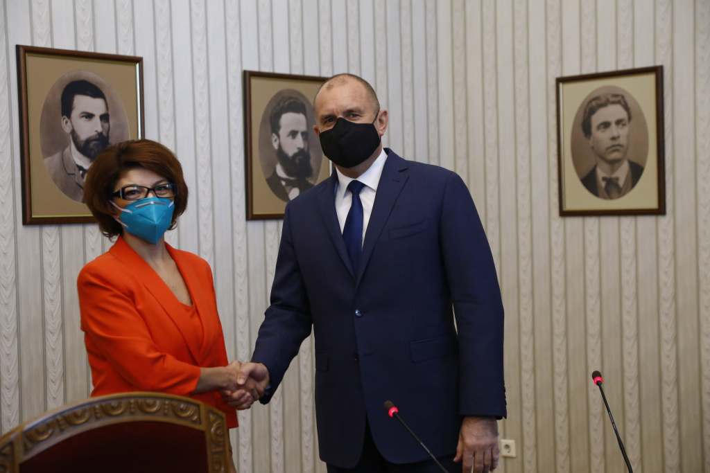 Радев връчи мандат на ГЕРБ, след секунди Митов му го върна 