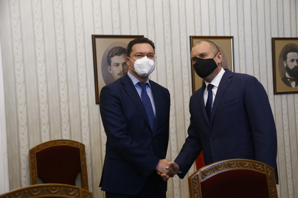 Радев връчи мандат на ГЕРБ, след секунди Митов му го върна 