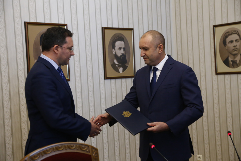 Радев връчи мандат на ГЕРБ, след секунди Митов му го върна 