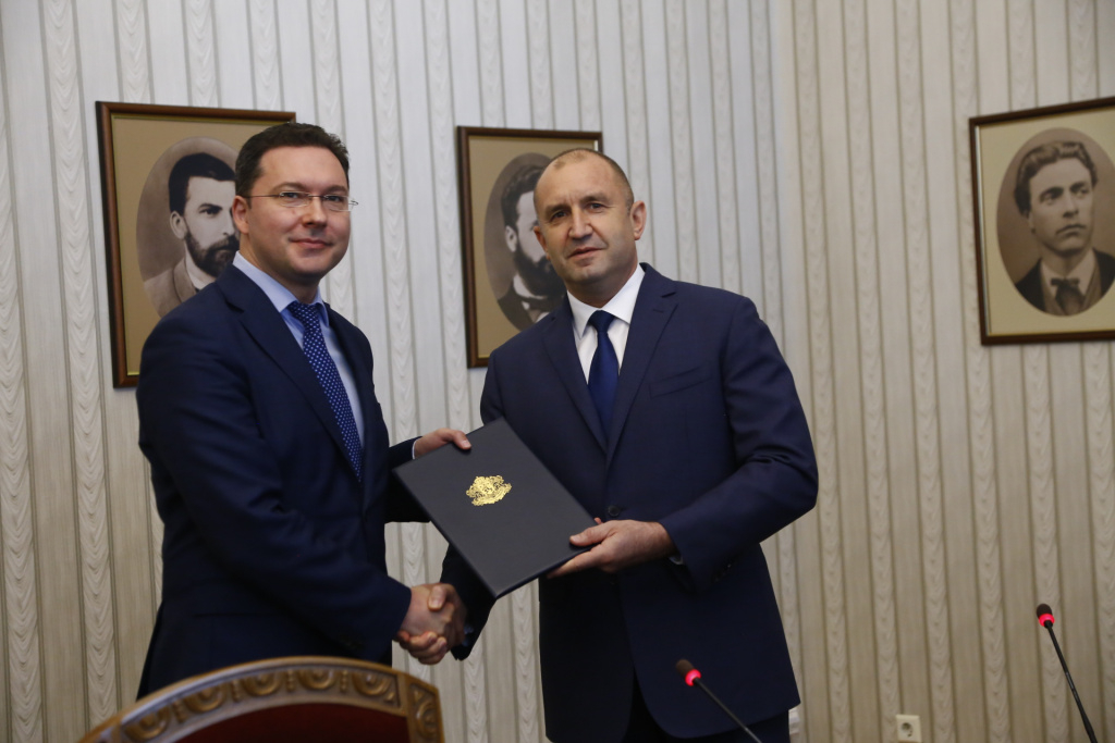 Радев връчи мандат на ГЕРБ, след секунди Митов му го върна 