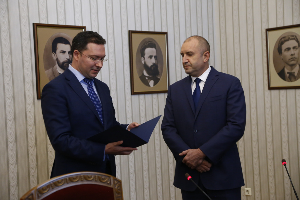 Радев връчи мандат на ГЕРБ, след секунди Митов му го върна 
