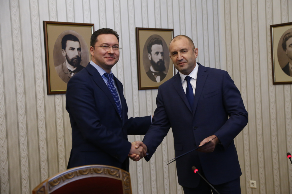 Радев връчи мандат на ГЕРБ, след секунди Митов му го върна 
