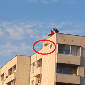 ВИДЕО от столичния ж. к. "Дървеница" подпали мрежата: Какво правят тези хора на покрива 