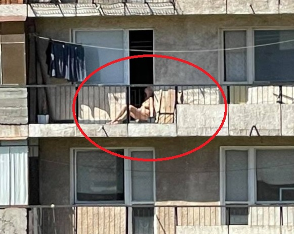 Без свян! Врачанка се пече чисто гола на балкона си СНИМКИ 18+