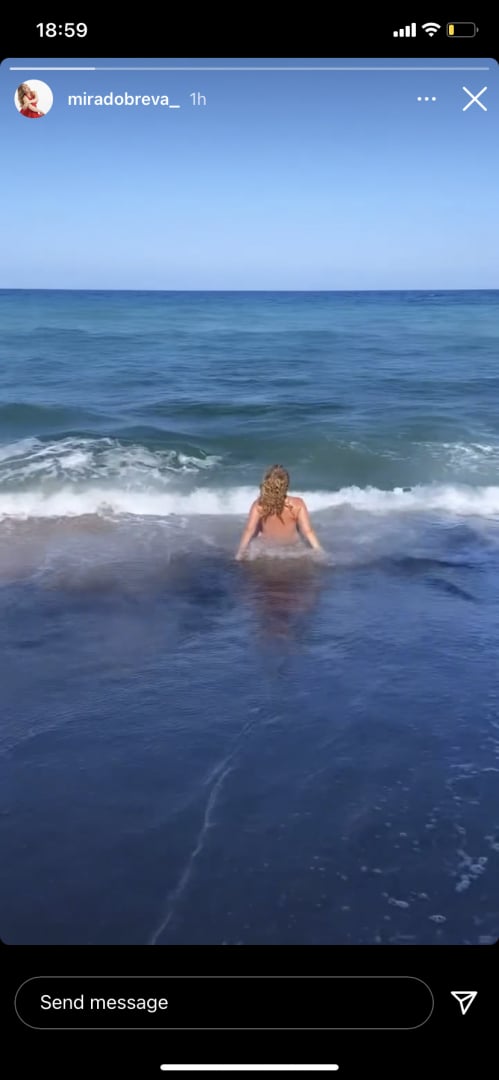 Мира Добрева лъсна чисто гола, но кой я снима в тази поза на плажа СНИМКИ 18+
