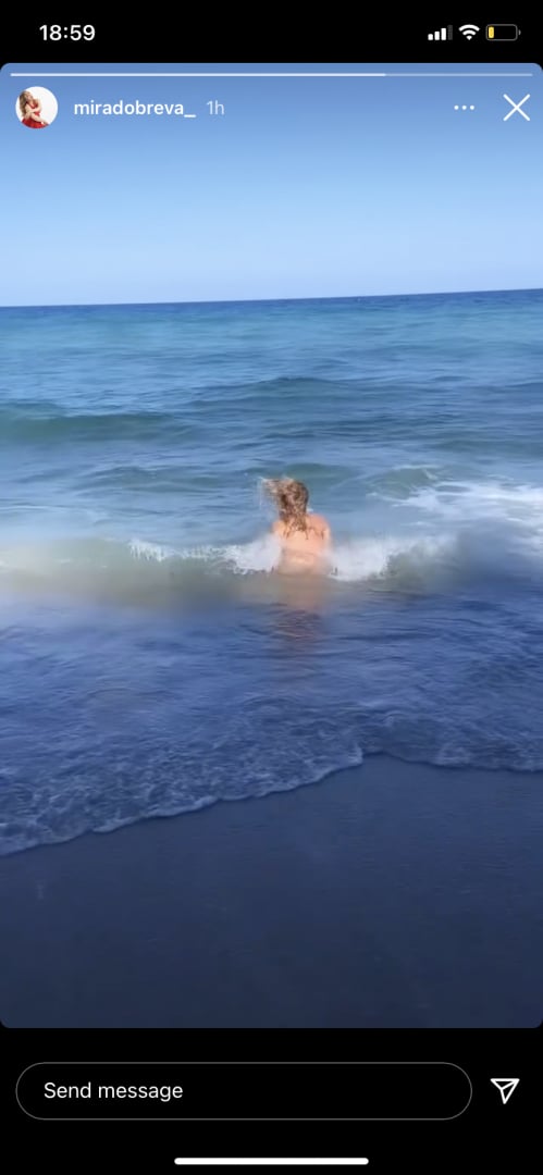 Мира Добрева лъсна чисто гола, но кой я снима в тази поза на плажа СНИМКИ 18+