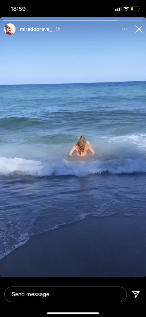 Мира Добрева лъсна чисто гола, но кой я снима в тази поза на плажа СНИМКИ 18+
