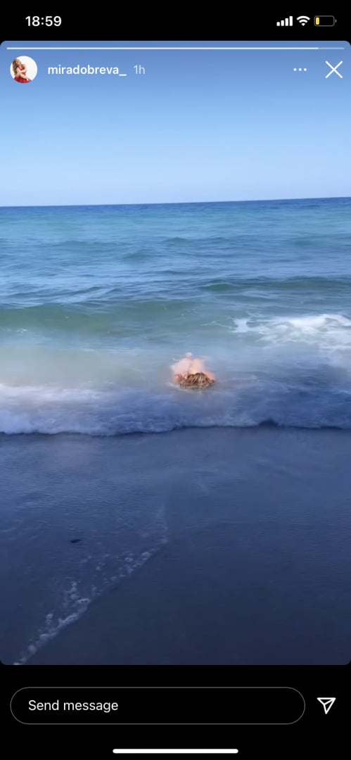 Мира Добрева лъсна чисто гола, но кой я снима в тази поза на плажа СНИМКИ 18+