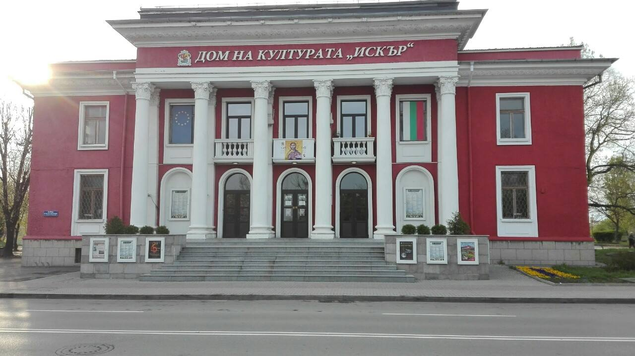 Огромна опашка се изви пред културния дом в столичния жк "Дружба", ето защо 