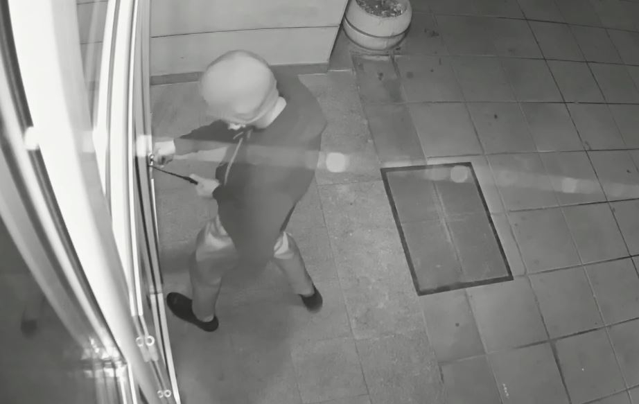 Виждали ли сте този мъж? Извърши нещо много гнусно в столичен блок ВИДЕО 