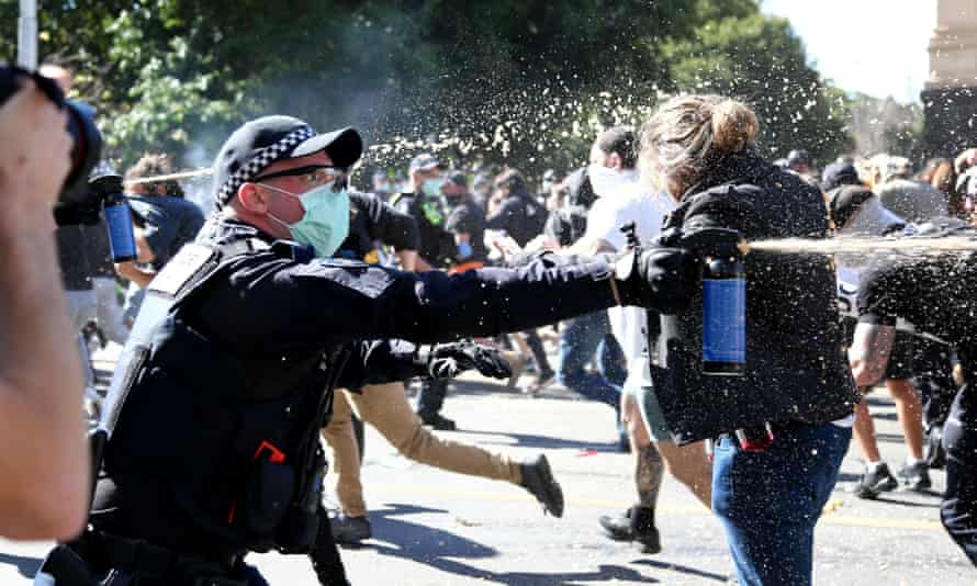 Истинска война на протест в Мелбърн срещу новия локдаун ВИДЕО