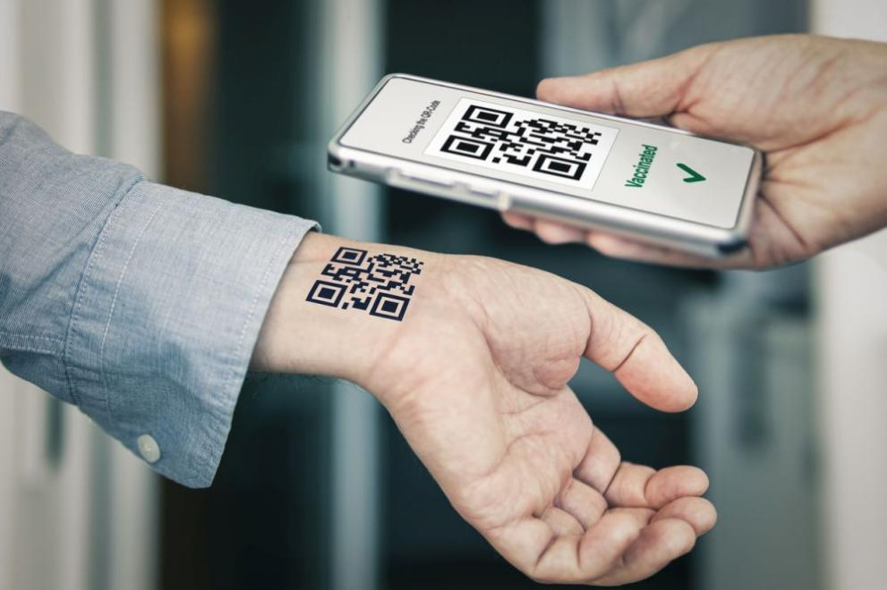 Не е за вярване какво направи този младеж с QR кода от сертификата си за ваксинация СНИМКИ
