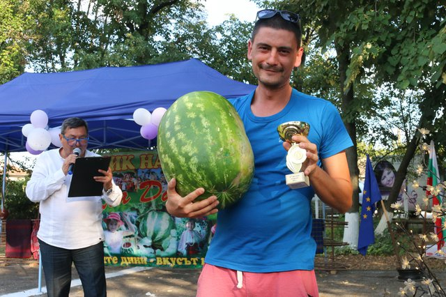 Млад фермер от Шуменско изби рибата с диня гигант СНИМКИ 