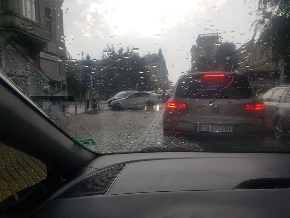 Започна се! Меле след меле в София насред проливния дъжд СНИМКИ 