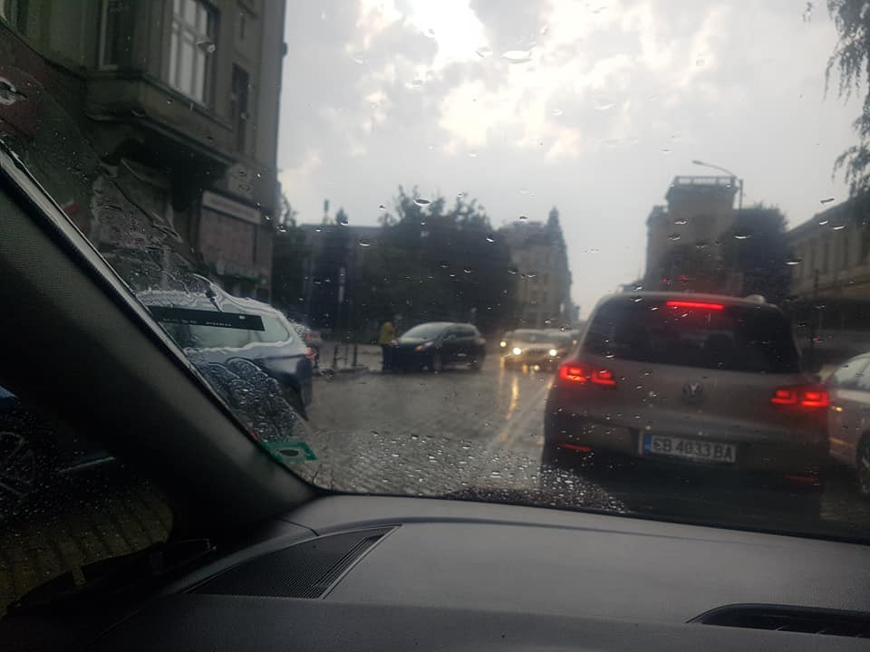 Започна се! Меле след меле в София насред проливния дъжд СНИМКИ 