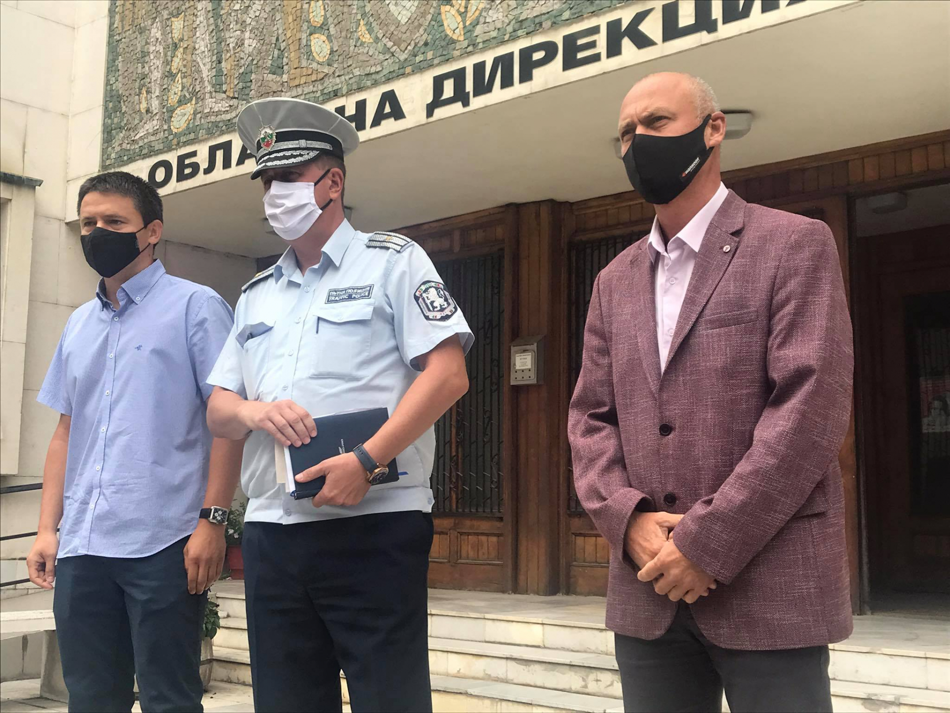 Пълен шок! Тийнейджъри лягат на пешеходните пътеки, а причината е... 