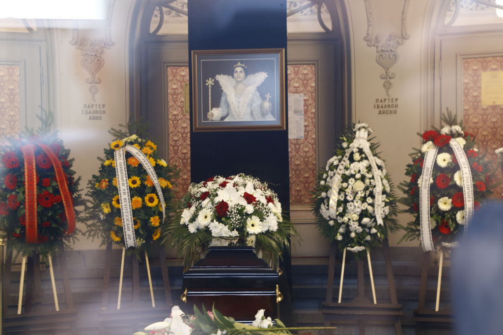 Политици и актьори скърбят за грандамата на театъра Виолета Бахчеванова СНИМКИ