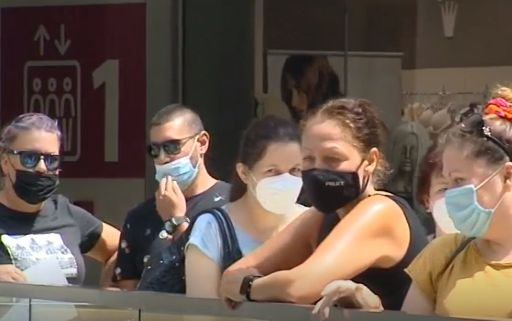 В столичните молове пак се наредиха на опашка за... 