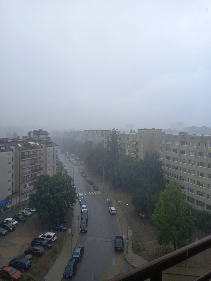 Мощен порой удари столичния кв. "Дървеница" ВИДЕО
