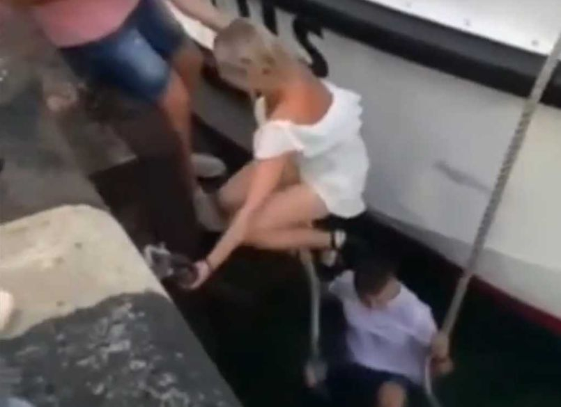 Разгорещени влюбени се награбиха на Морска гара в Бургас и съжалиха жестоко ВИДЕО 