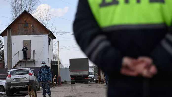 Само в Русия: Мъж ходи пеш цяла седмица, за да признае за тройно убийство