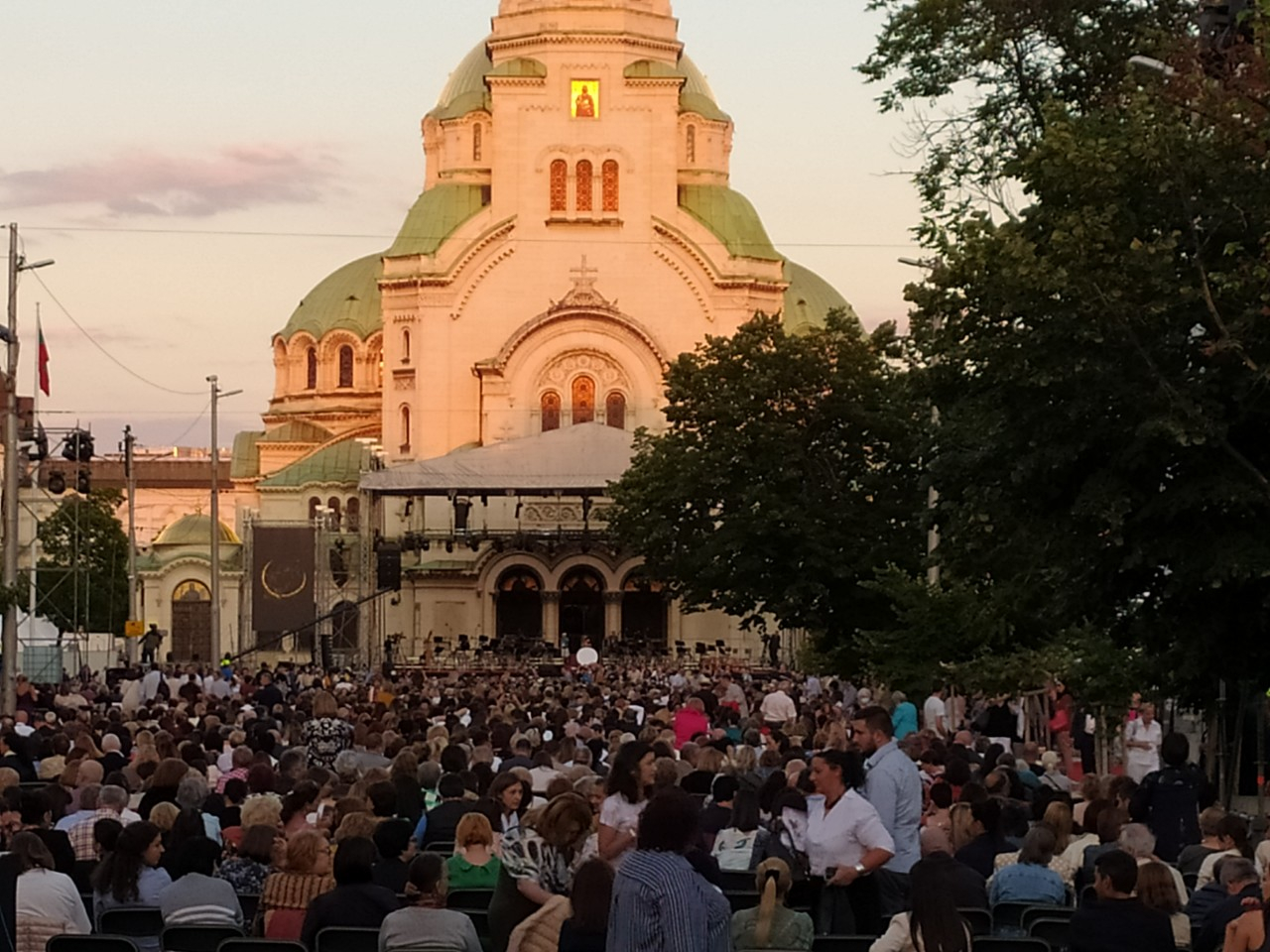 Билетите за Соня Йончева и Пласидо Доминго свършиха, тълпата продължава да расте СНИМКИ 