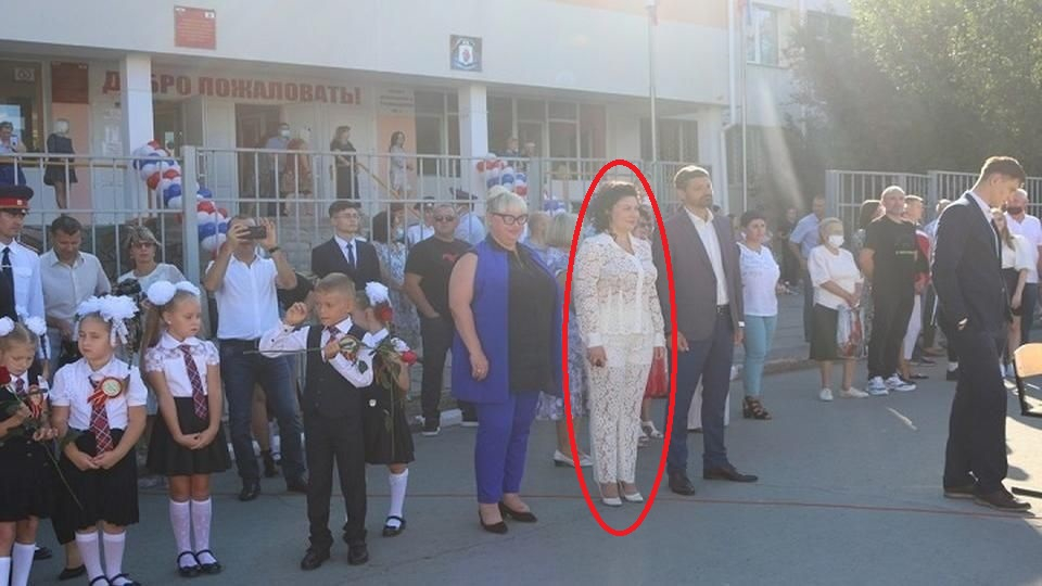 Попиляха от критика скандална министърка заради прозрачен тоалет СНИМКА 