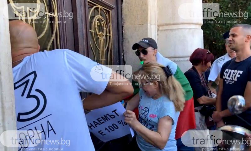 Напрежението на К-19 протеста в Пловдив ескалира! Недоволни щурмуваха... СНИМКИ 